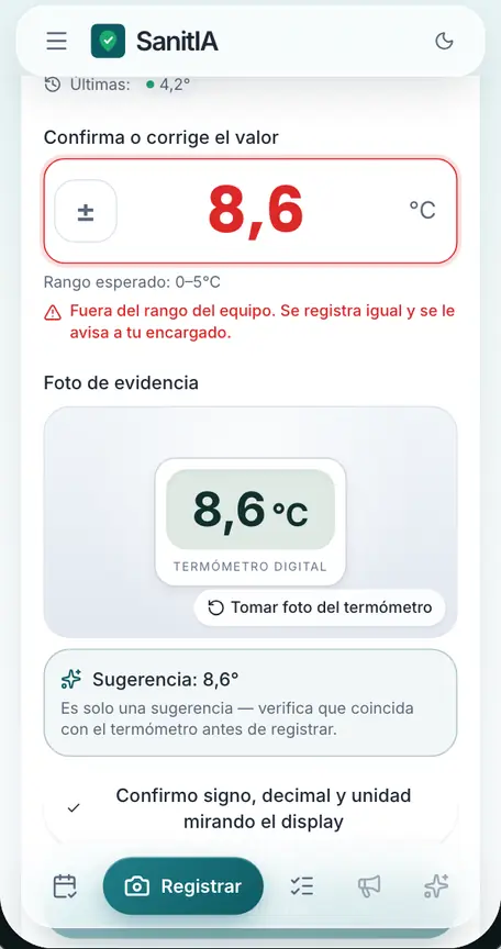 App del operador en el celular: la IA leyó 8,6 °C en la foto del termómetro de la vitrina, marcado fuera de rango, y espera que el operador lo confirme.